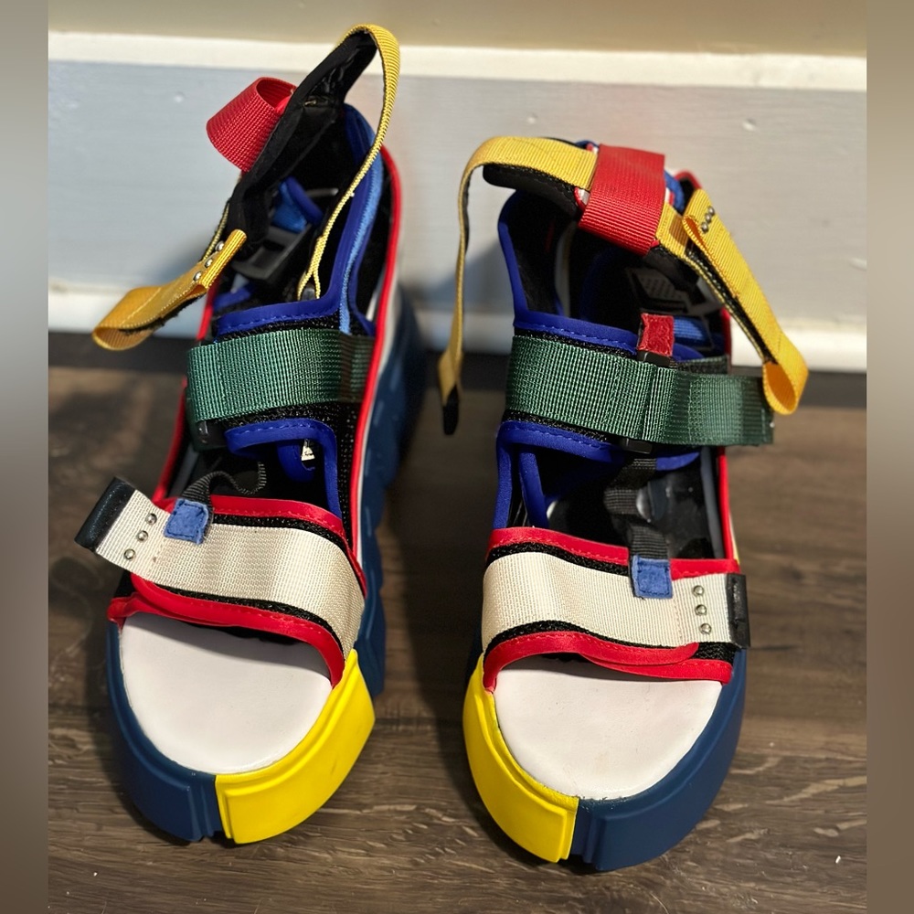 Multi color strap wedge